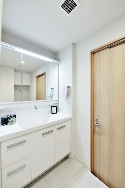 洗面台の水栓はキレイアップ水栓を採用、一般的な水栓と違い水がたまらないので清潔に保てます。三面鏡裏や足元キャビネットなど、収納スペースもたっぷり備えていおり、整頓された空間を保てます。