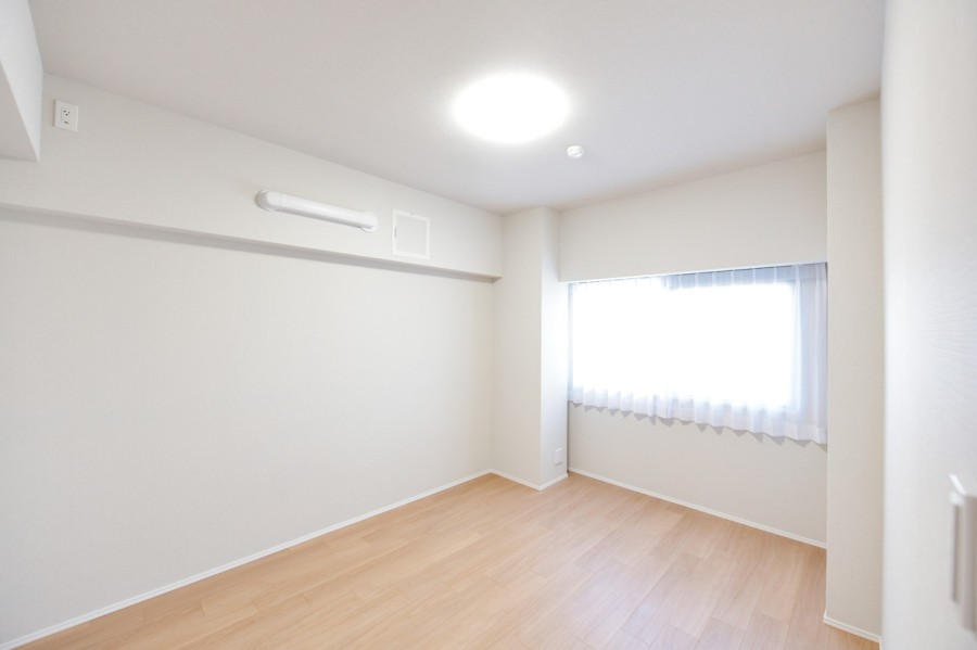 洋室1(約7.0帖)はリビングから離れて静かに心や体を休めることができ、主寝室としてもご使用頂けます。ベッドを置いても十分な広さがあり、ゆったりくつろぐことができます。