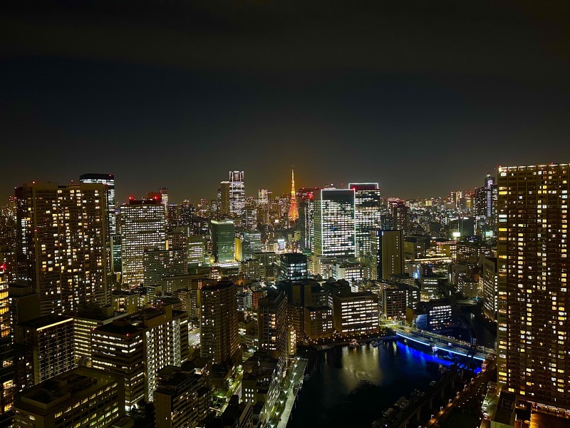 煌めく東京の鼓動を感じる夜景を楽しめます。水面に映る光と東京タワーが織りなす美しい眺めを一望できる、色鮮やかなミッドナイト・ビューを望めるお部屋です。