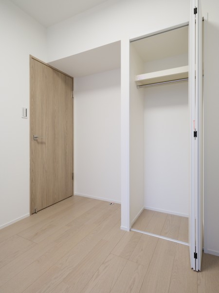 約3.8帖の使い勝手の良いサービスルームです。クローゼット付きで、収納スペースとしても活躍しそうなユーティリティな空間です。