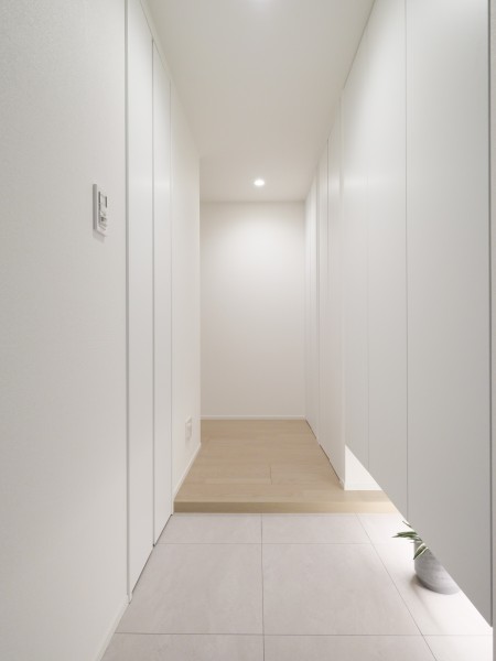 廊下には天井までの高さがある収納を設けました。防災バッグや日用品のストックなど、たっぷり収納いただけます。