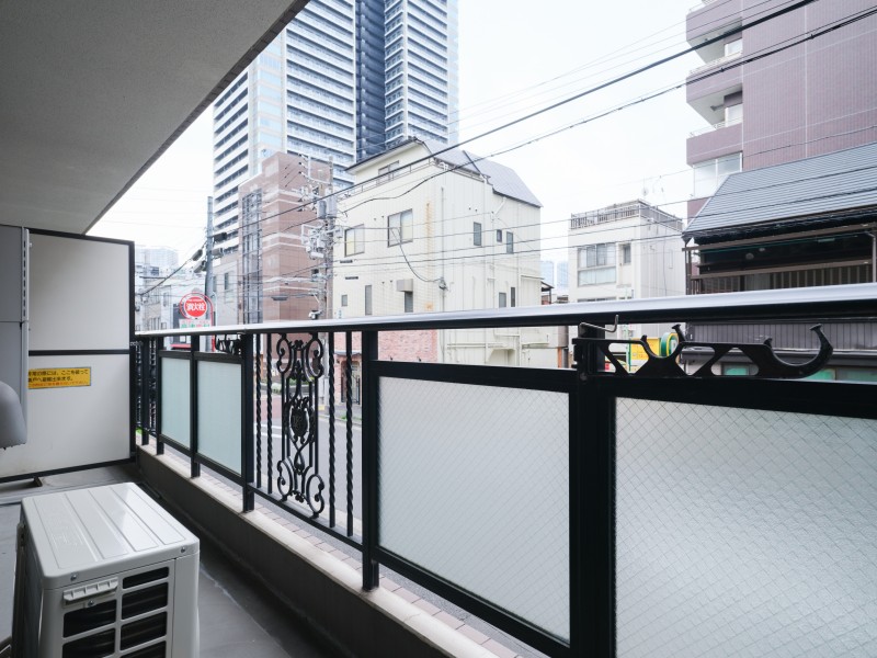 南西向きで採光の取れたバルコニーです。暮らしの中で大切な光と風を演出してくれる居心地の良い空間です。