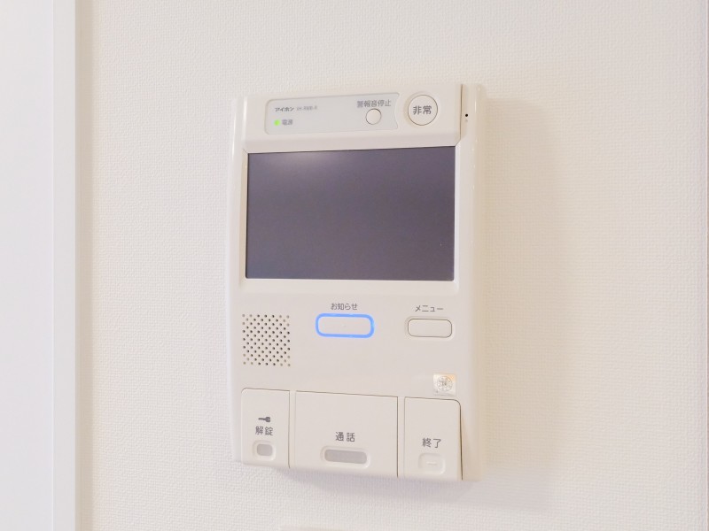 ◆TVモニター付インターホン◆訪ねてきた相手をモニター越しに確認でき、防犯対策に役立ちます。インターホン越しに話をすることが可能です。