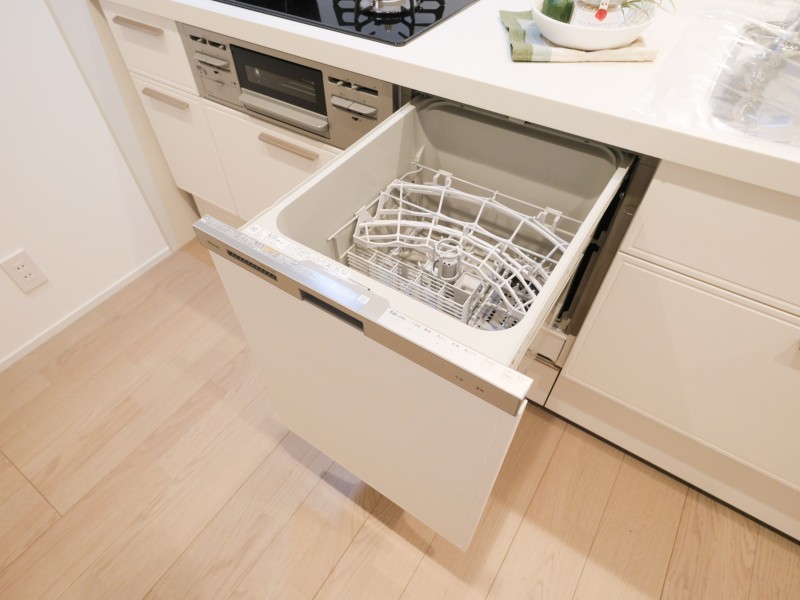 ◆食器洗浄機◆家事の時間を短縮できる優れもの。さらに節水・節約を同時に行うことができるので、人気があり重宝します。