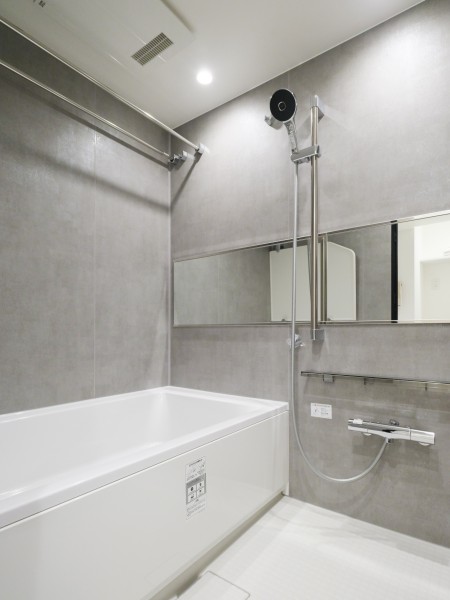 毎日のバスタイムを贅沢に、豊かにしてくれるバスルームです。ワイドミラーによってゆとりを感じられるくつろぎの空間です。