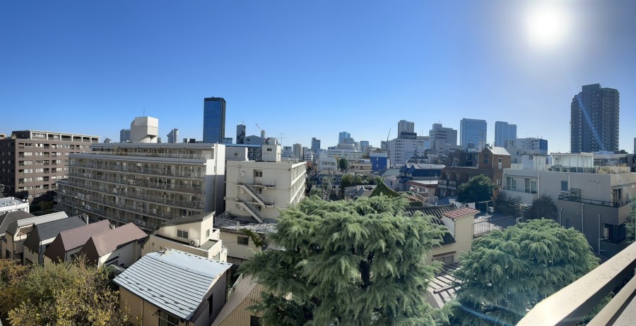 澄んだ青空と街の景色が調和する、開放感あふれる眺望を望めます。凛とした空気が流れ込み、日々の暮らしにゆとりと癒しをもたらします