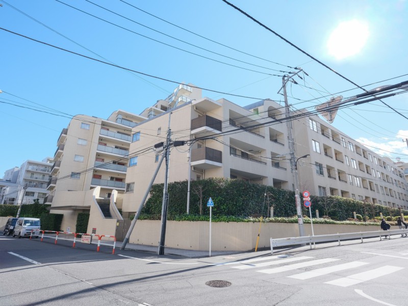 『神楽坂』駅徒歩4分の好立地。歴史情緒と風情漂う神楽坂に位置する、総戸数237戸の大規模レジデンスです。パーティールームやゲストルームなどの共用設備が備わっています。