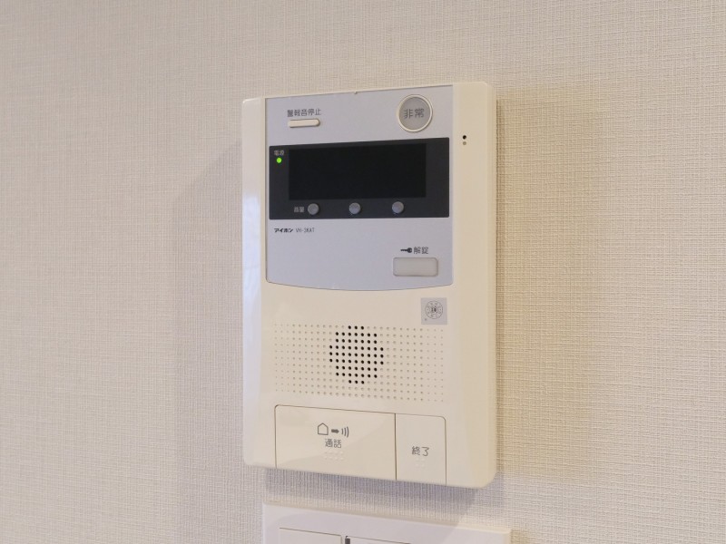 ◆TVモニター付インターホン◆訪ねてきた相手をモニター越しに確認でき、防犯対策に役立ちます。インターホン越しに話をすることが可能です。
