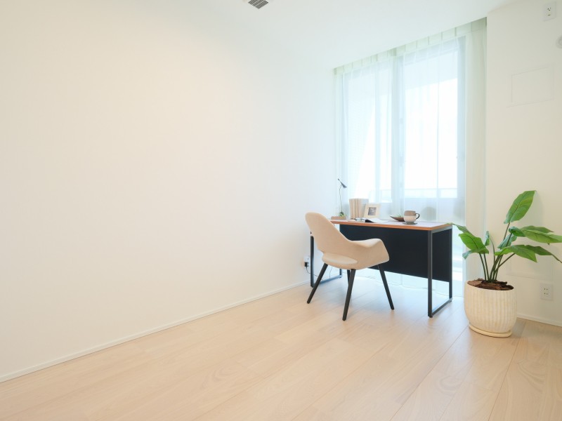 リビングに隣接していながら、心落ち着く静かなひとときを過ごせる洋室2です。テレワークや読書など集中したい時間を過ごすにも適したお部屋です。