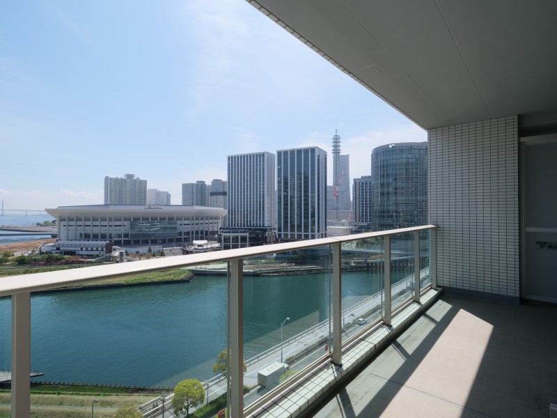 奥行のある約16.70m²のバルコニーです。暮らしの中で大切な光と風を演出してくれる居心地の良い空間です。