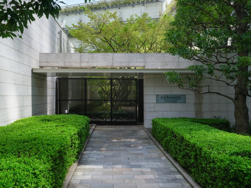 植栽の緑が心地の良さを演出するエントランスアプローチです。お手入れが行き届いた綺麗な共用部が、安らぎに満ちた暮らしへ誘います。