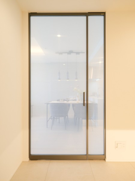 リビングへ続く扉は光を取り込み開放感を生み出す高いデザイン性が魅力のRaikiを採用しました。ラグジュアリーな透け感で気品を漂わせます。