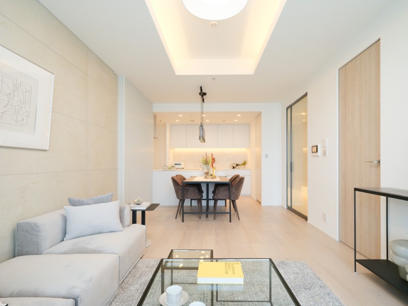 リュクスな暮らしが叶うリビングは木の温もりと洗練された雰囲気を味わえるお部屋です。ピクチャーレールを設置したので、壁を傷つける心配なくお気に入りのアートやグリーンを飾りインテリアを楽しめます。