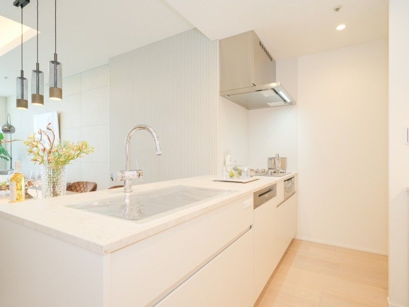 開放的なオープンキッチンは、住まいと暮らしにフィットするデザイン性と機能性を兼ね備えています。家事時短にうれしい食器洗浄機・ディスポーザー付きです。