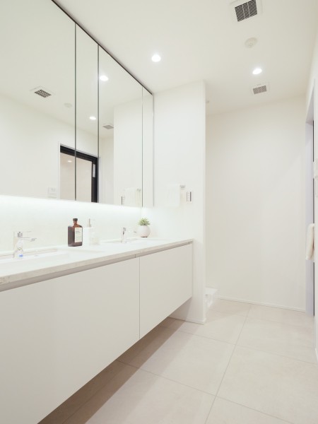 白を基調とした清潔感溢れるデザインの洗面化粧台です。ダブルボウルの洗面台は大きな鏡で身だしなみも整えやすく、朝の慌ただしい時間帯も快適です。