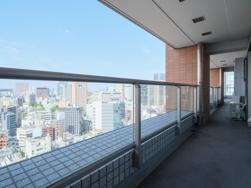 約38.31m²のバルコニーは思わず伸びをしたくなるような開放感あふれる空間です。3方面の景色を望め、広がる青空を眺めてほっと一息つけるリフレッシュスペースです。