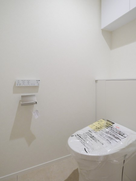 レストルームには、スタイリッシュなタンクレストイレを備え付けました。吊戸棚にはトイレットペーパーや掃除用具を収納できるので便利です。
