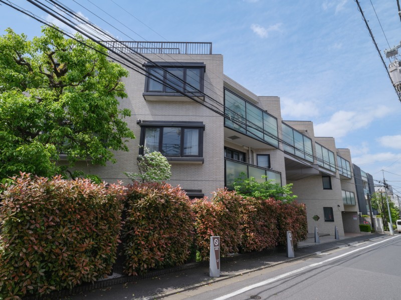 洗練された街、表参道にほど近い「渋谷区神宮前」アドレスに佇む低層レジデンスです。堂々たる趣の中に自然の潤いも感じる外観は、住まう方が描くライフステージを実現させます。