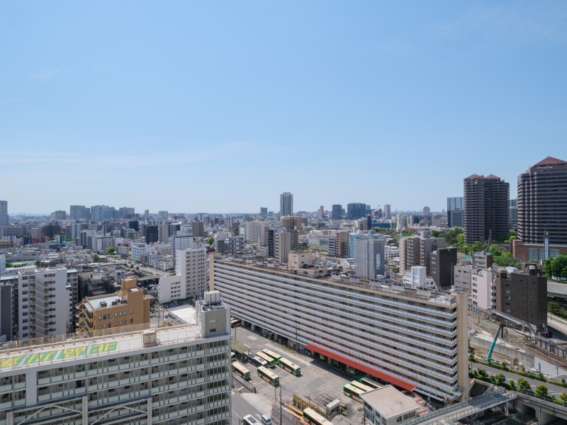 遠くまで青々と広がる大空に開放感とゆとりを宿すタワーレジデンス。飽きのこない窓辺からの光景を愉しむことができます。