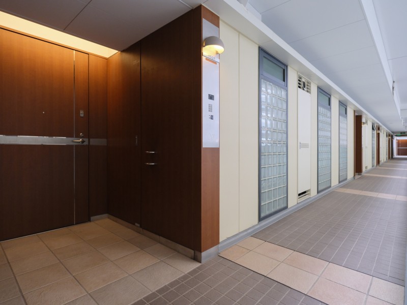 エレベーターを降りてお部屋へと続く廊下は、ホテルライクな内廊下設計です。外気の影響を受けにくく、プライバシーも守られやすいです。
