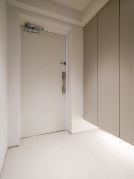 住まいの顔になる玄関は、フットライトが足元を温かく照らし、白を基調に爽やかな空間を演出します。人感センサー付きライトを設置したので、暗い時間帯のご帰宅や両手が塞がっているときも快適です。