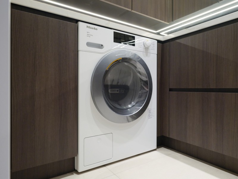 洗面室にはミーレ製の洗濯乾燥機を備え付けました。独自機能や多彩な洗濯・乾燥プログラムによって、素材に合った最適なケアが可能です。