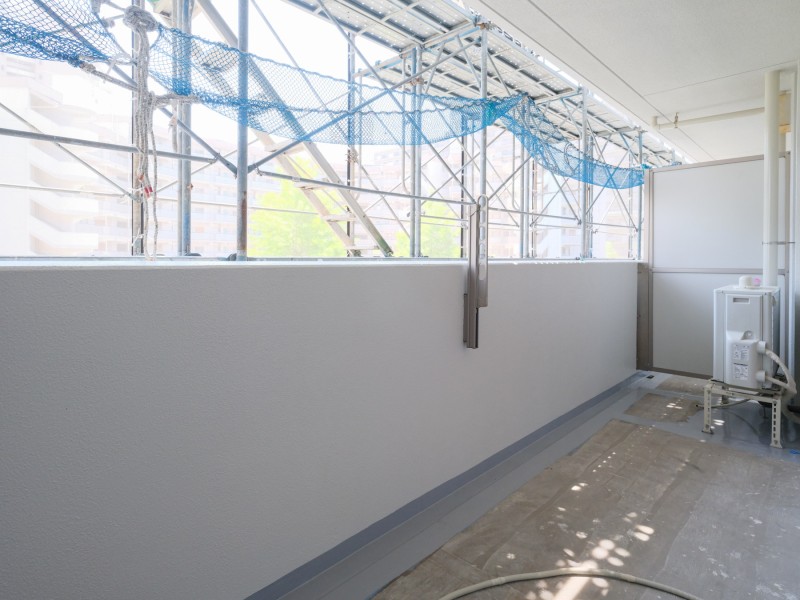 南向きで採光の取れた、約12m²のバルコニーです。暮らしの中で大切な光と風を演出してくれる居心地の良い空間です。(R8年4月現在規模修繕工事中)