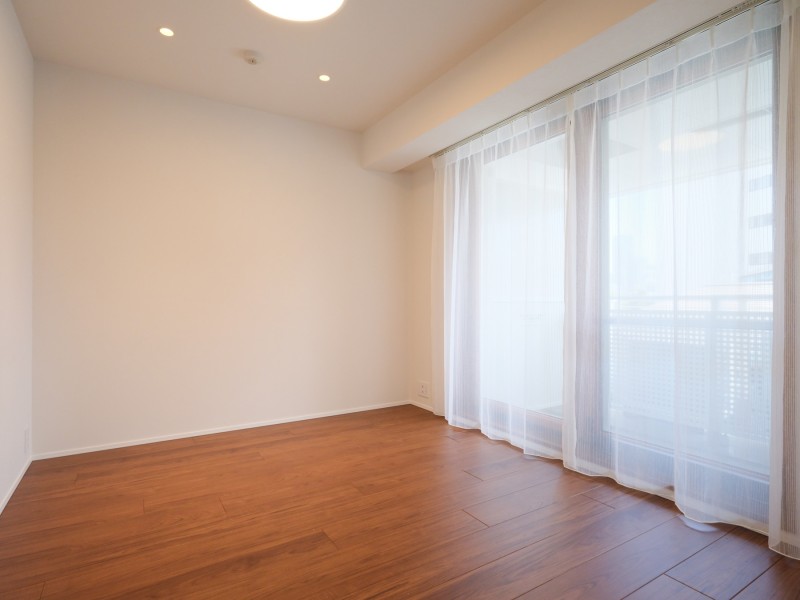 柔らかな光が入りこむ洋室2です。凹凸が少ないお部屋なので、家具の配置がしやすいです。テレワークや趣味の時間など、落ち着いて作業するのにもおすすめな空間です。