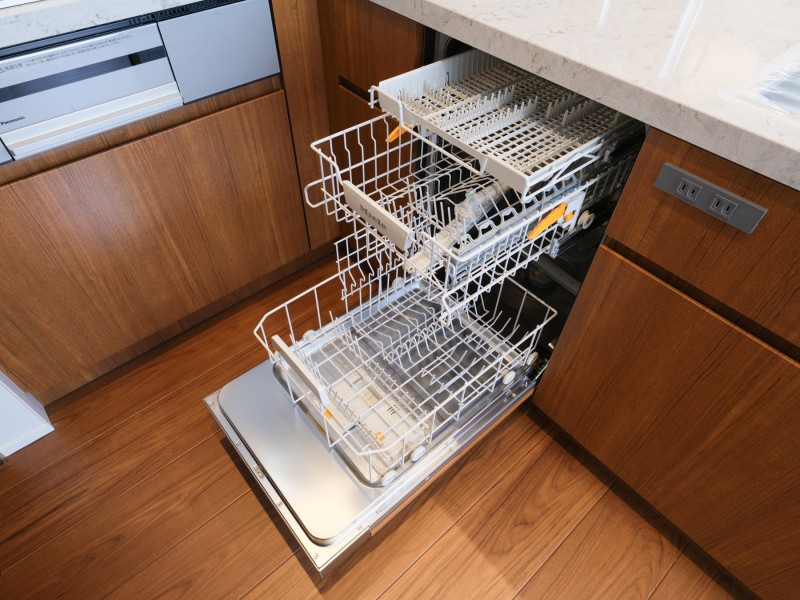 ◆食器洗浄乾燥機◆家事の時間を短縮できる優れもの。さらに節水・節約を同時に行うことができるので、大変人気があり重宝します。