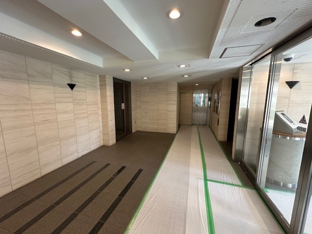 街の独特な雰囲気と呼応するように、スタイリッシュな姿を身に纏った佇まいのエントランスです。モダンで清潔感が溢れる共用部が、住まう方を安らぎの居住空間へ誘います。