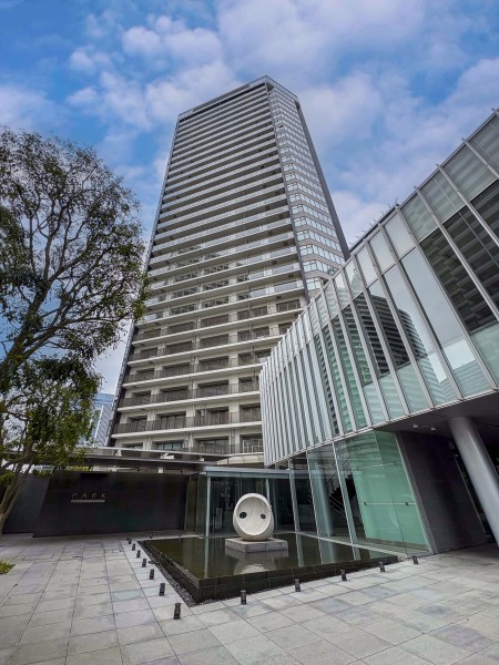 地上30階建ての白を基調にした透明感溢れるフォルムの外観です。空の青さと緑の風景を受けとめるのびやかな佇まいは、いつの時代も輝きを失わない洗練されたタワーマンションです。