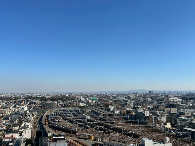 14階部分の東向きのお部屋で前面を遮る建物はないので、大きな空と遠くの街並みを見渡せる爽快な眺望が広がります。時間や季節の変化を感じながら大きく伸びをしたくなるような空間です。