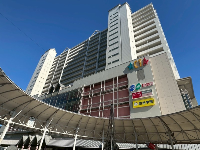 阪急西宮北口駅直結で、雨の日でも傘を差さずに駅まで行き来することができます。下階には商業施設のACTA西宮が入っており、衣食住を満たす都市型の利便性に溢れる生活を楽しむことができます。