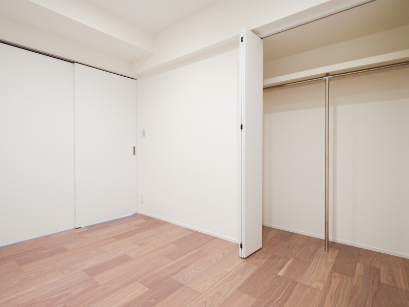 間口の大きなクローゼットを備え付けた洋室3です。住まう方の趣味や感性で飾っていただけるように、シンプルな内装で仕上げました。