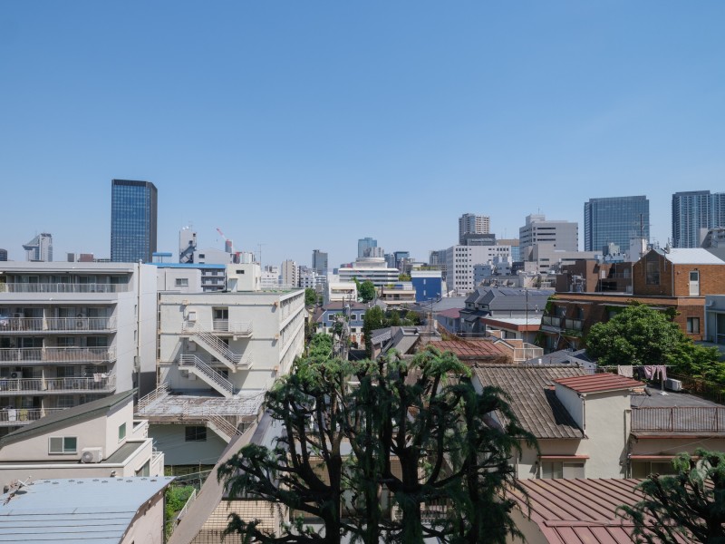 澄んだ青空と街の景色が調和する、開放感あふれる眺望を望めます。凛とした空気が流れ込み、日々の暮らしにゆとりと癒しをもたらします。