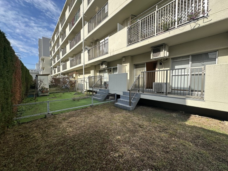 約29m²の専用庭付きのお部屋です。心がほっとするような光と心地よい風を感じ、日々をアップデートできそうです。