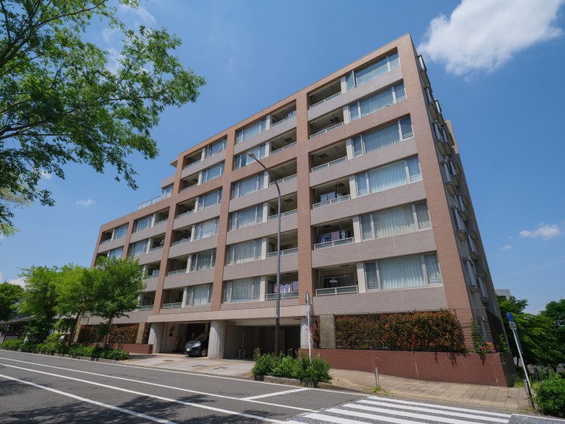 優しい色味の外観が、穏やかな空気を纏う街に溶け込みます。横浜はもちろん、東京・渋谷方面へのアクセスも良好なロケーションです