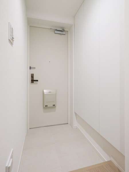 住まいの顔になる玄関は、白を基調に爽やかな空間を演出します。人感センサー付きライトを設置したので、暗い時間帯のご帰宅や両手が塞がっているときも快適です。