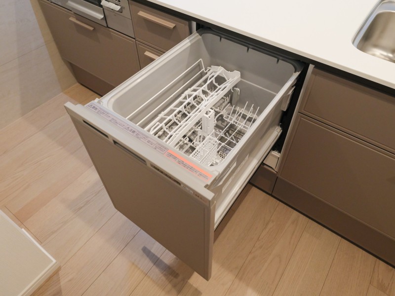 ◆食器洗浄機◆家事の時間を短縮できる優れもの。さらに節水・節約を同時に行うことができるので、人気があり重宝します。
