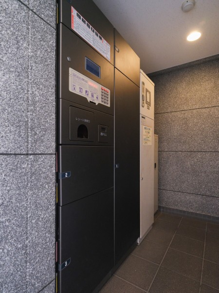 ◆宅配ボックス◆24時間いつでも荷物受け取りが可能。プライベートの時間を邪魔されず、配達時間も気にせず過ごすことができる便利な設備です。