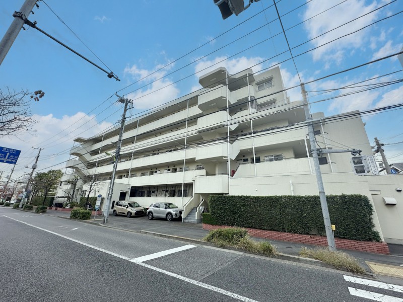 緑豊かな閑静な住宅街、「世田谷区弦巻」アドレスに位置する三井不動産(株)旧分譲の新耐震基準適合マンションです。2015年共用部大規模修繕工事実施等定期的な修繕工事が行われ、管理体制良好です。