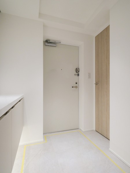 住まいの顔になる玄関は、白を基調に爽やかな空間を演出します。ゆとりがある空間なので、キャリーケースなど大きいお荷物の移動も快適です。