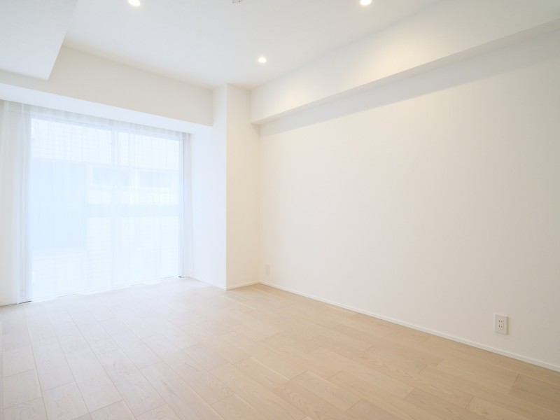 主寝室としても快適にお過ごしいただける洋室1です。南西向きの窓からは温かな自然光が入り、のびやかな空間の中で、ほっと一息つけるやすらぎの時間が流れます。