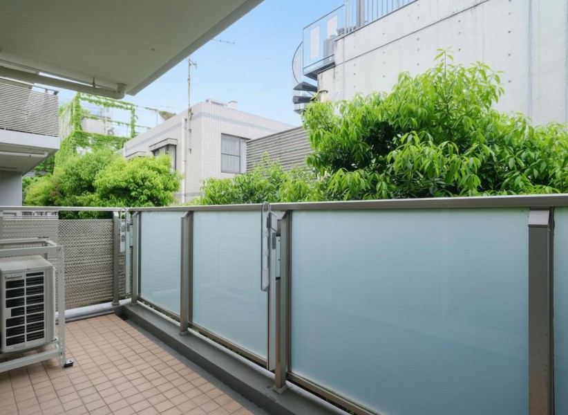 バルコニーからは敷地内の緑を望みます。爽やかな風が感じられるリフレッシュにぴったりな空間です。