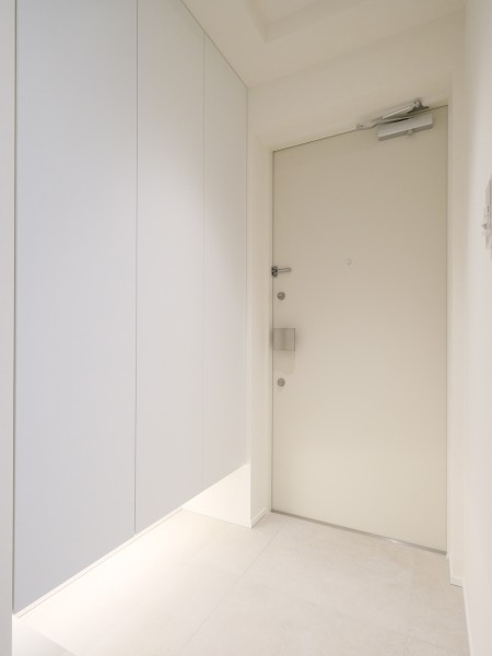 住まいの顔になる玄関は、フットライトが足元を温かく照らし、白を基調に爽やかな空間を演出します。人感センサー付きライトを設置したので、暗い時間帯のご帰宅や両手が塞がっているときも快適です。