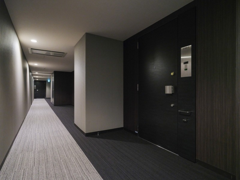 エレベーターを降りてお部屋へと続く廊下は、ホテルライクな内廊下設計です。外気の影響を受けにくく、プライバシーも守られやすいです。