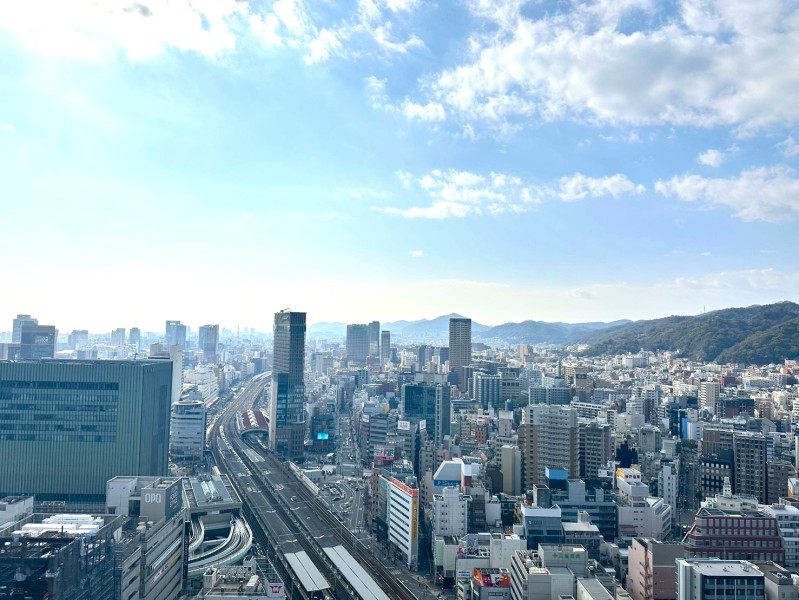 33階のお部屋からは、前面を遮る建物もなく神戸の街並みを堪能できる爽快なシティービューが広がります。風に乗って海の香りが漂い、神戸の街を身近に感じる贅沢な眺めが日常をさらに豊かに彩ります。