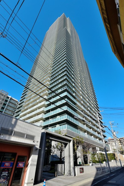 JR三宮駅徒歩6分、その他阪神線・阪急線利用可能、地下鉄やポートライナーも気軽に利用できる立地で神戸市内を自在に行き来できます。平成25年建築の54階建て免震構造タワーレジデンス、総戸数640戸です