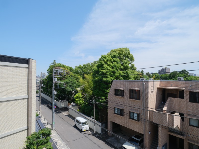 バルコニーからの眺望です。青々と広がる大空や季節を語る樹々の様子までも堪能できる眺望を手中におさめる暮らしが叶います。