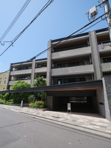 重厚感があり、機能的でもあるエントランスです。手入れの施された植栽が安らぎの居住空間へと誘います。